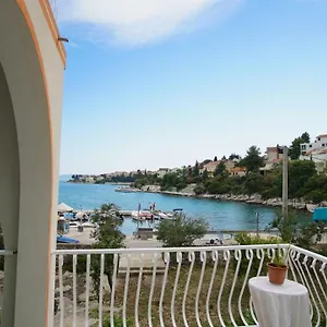 apartmani-laura-trogir.hotels-in-trogir.com/